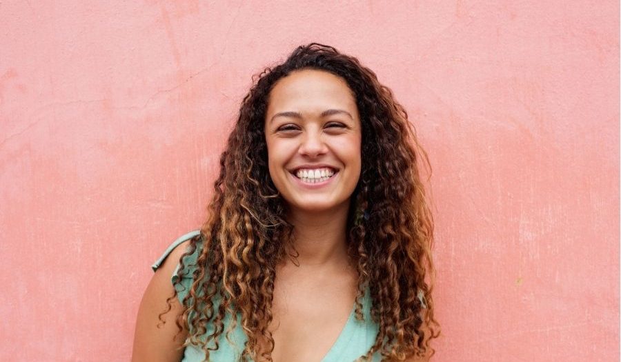 uśmiechnięta kobieta z kręconymi włosami