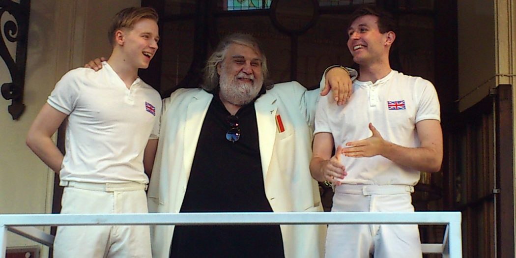 Vangelis z aktorami grającymi w scenicznej adaptacji Chariots of Fire (Rydwanów ognia) w londyńskim Gielgud Theatre, lipiec 2012