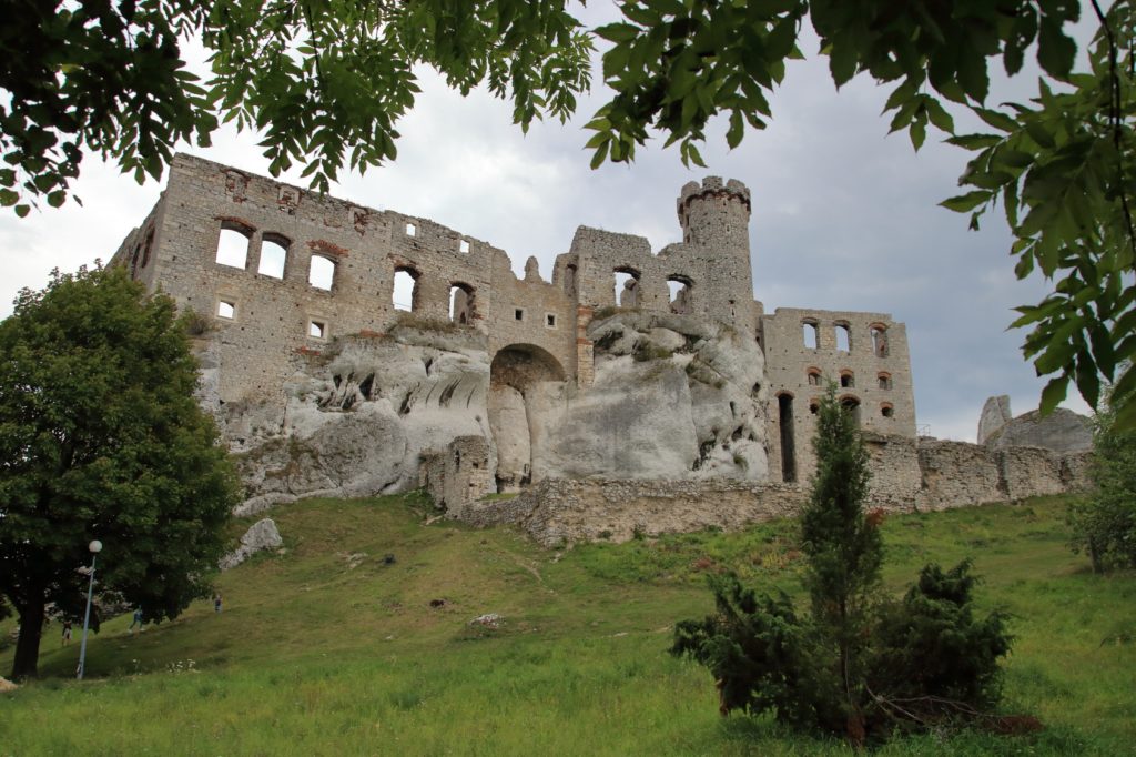 Ruiny zamku w Ogrodzieńcu na Jurze Krakowsko-Częstochowskiej w Polsce
