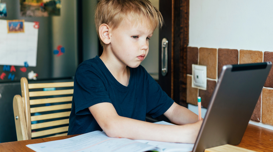 dziecko uczące się przy tablecie