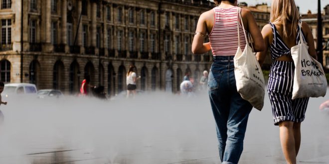 Kobiety z torbami reklamowymi