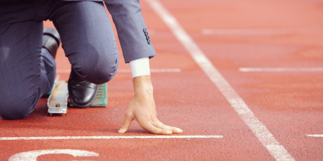 Mężczyzna w garniturze na bieżni