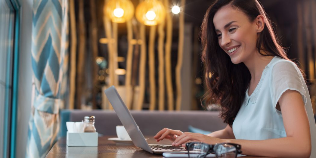 kobieta freelancer pracująca na komputerze