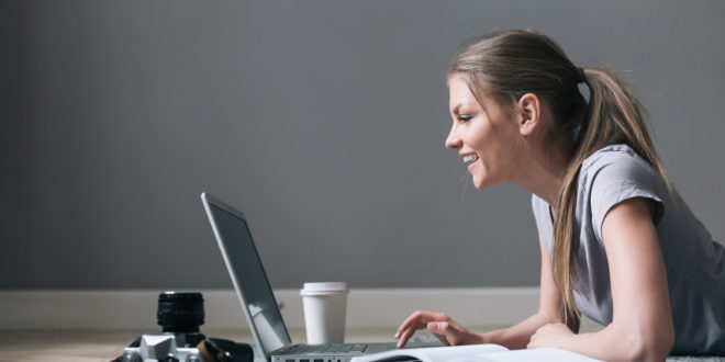 Kobieta pracująca zdalnie