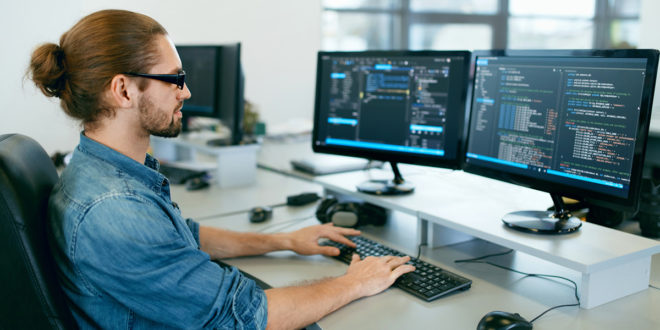 Programista pracuje przy komputerze