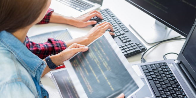 Studenci podczas nauki programowania