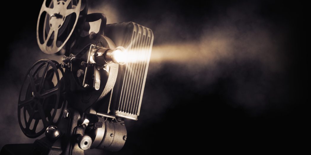 projektor filmowy na czarnym tle