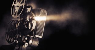 projektor filmowy na czarnym tle