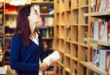 młoda kobieta szukająca książek w księgarni
