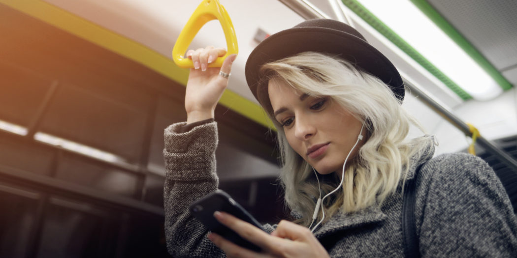 dziewczyna słuchająca w metrze muzyki ze smartfona