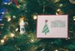 Kartka świąteczna na tle zielonej choinki
