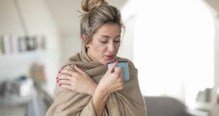 Kobieta z ciepłym napojem