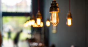 żarówki świecące w domu