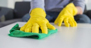 Sprzątanie w żółtych rękawicach