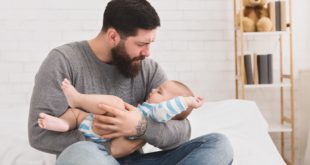 dziecko płaczące na rękach u ojca