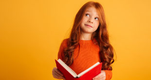 ruda dziewczynka z książką