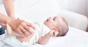 Pielęgnacja noworodka przy użyciu nawilżonych chusteczek