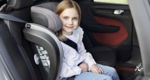 Dziewczynka w foteliku samochodowym