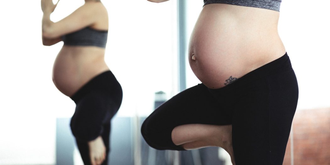kobieta w ciąży ćwicząca jogę
