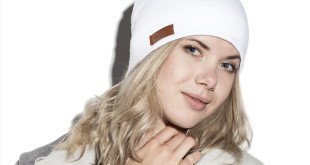 Kobieta w modnej czapce