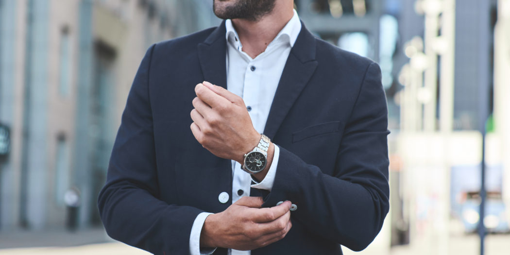elegancki biznesmen z zegarkiem na ręku