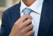 Elegancki mężczyzna nosi krawat