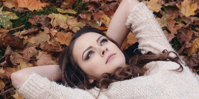 Kobieta na trawie - jesień