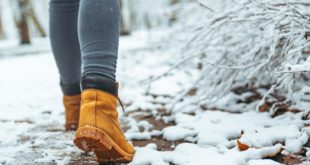 Kobieta w ciepłych butach zimowych