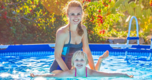 KObieta i dziecko w basenie ogrodowym