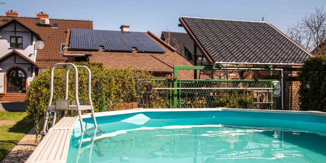 basen ogrodowy na tyłach willi