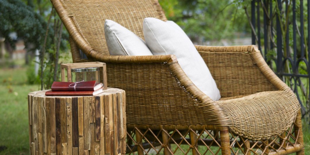 kosz wiklinowy w ogrodzie