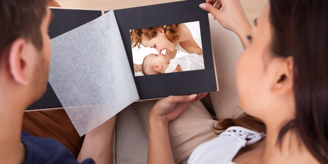 para przeglądająca album zdjęciowy