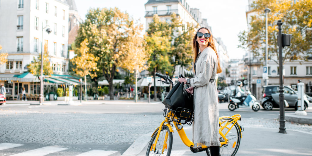 kobieta na damskim rowerze miejskim