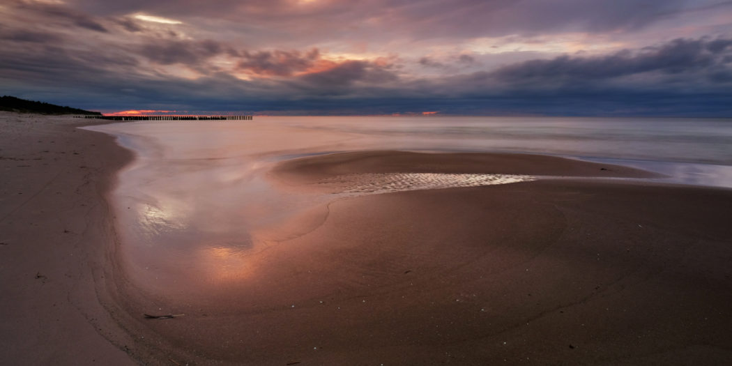 Zachód słońca na wybrzeżu Morza Bałtyckiego,plaża w Dźwirzynie,Polska.