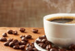 Ziarna kawy i kawa w filiżance