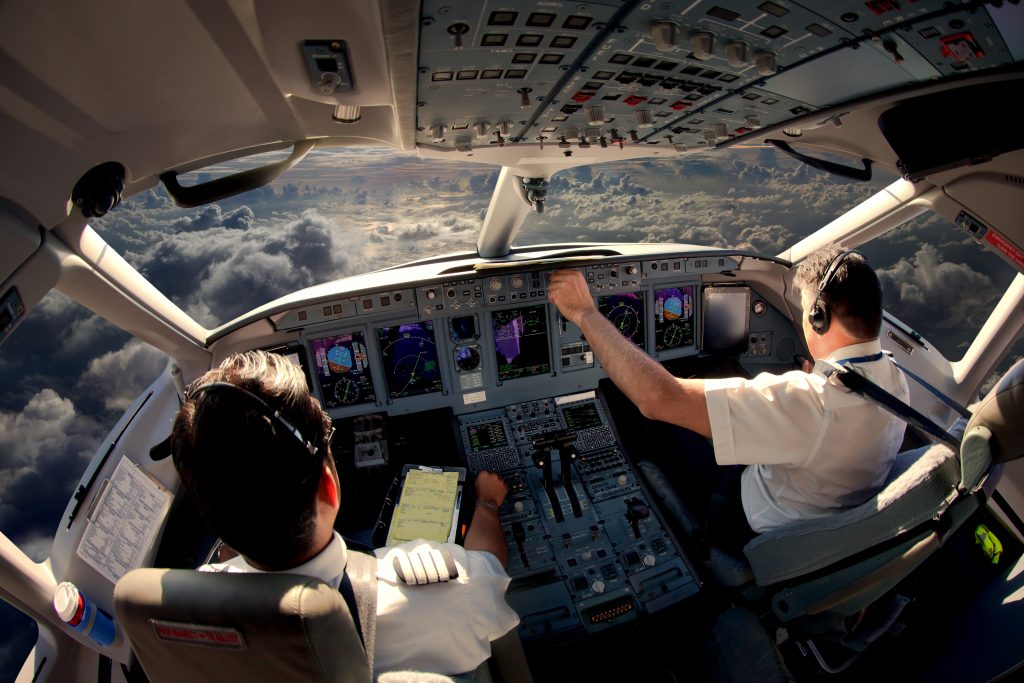 dwaj piloci w kokpicie samolotu pasażerskiego