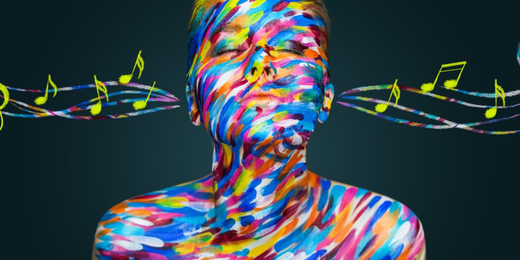 pomalowana farbkami kobieta słuchająca muzyki