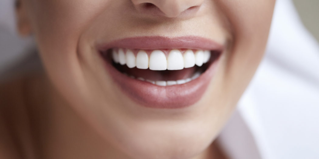 zbliżenie na piękny kobiecy uśmiech białe zęby