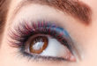 kobiece oko z kolorowymi rzęsami