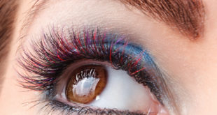 kobiece oko z kolorowymi rzęsami