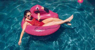 Kobieta bawi się w basenie