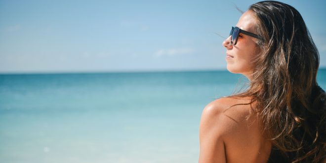 Kobieta na plaży w słońcu