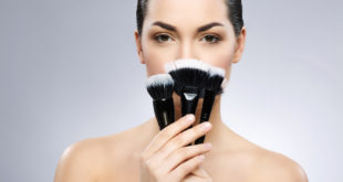 Kobieta z pędzlami do konturowania