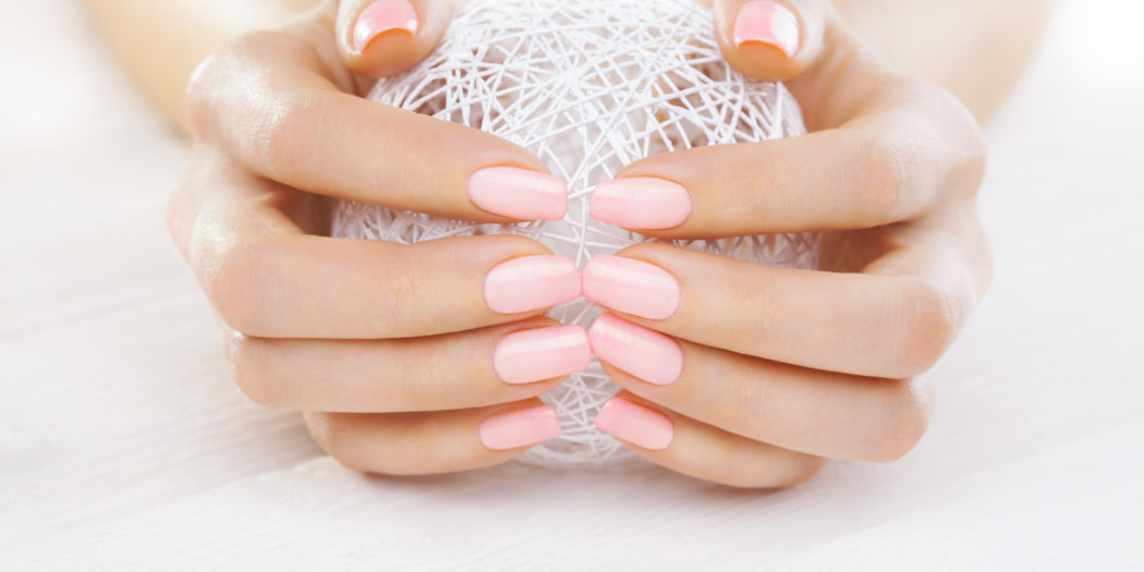 różowy manicure