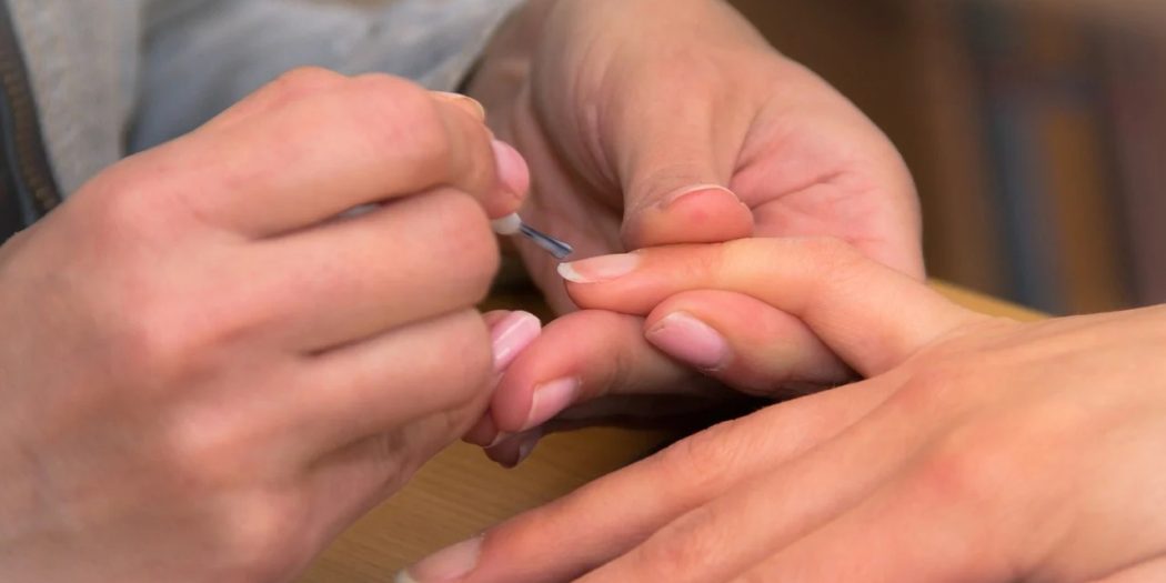 manicure w gabinecie kosmetycznym