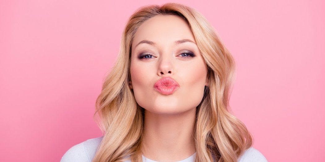 piękna blondynka na różowym tle