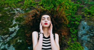 Kobieta na zielonym tle