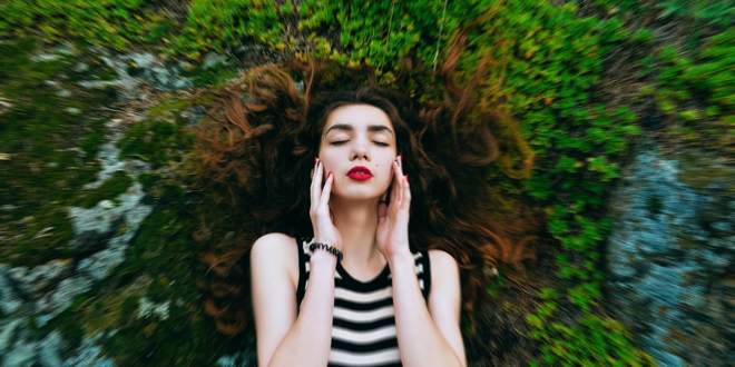 Kobieta na zielonym tle