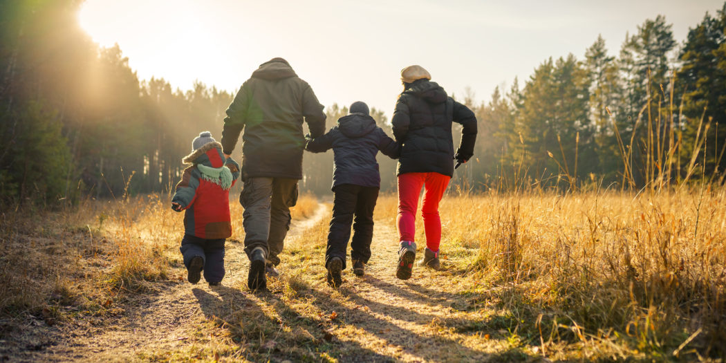 rodzina zimowy spacer