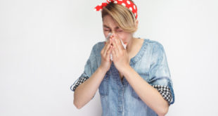Kobieta z alergią i katarem